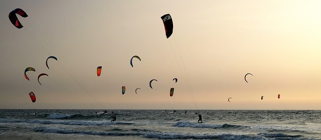 Vind i håret: Prøv kitesurfing og oplev havets frie element